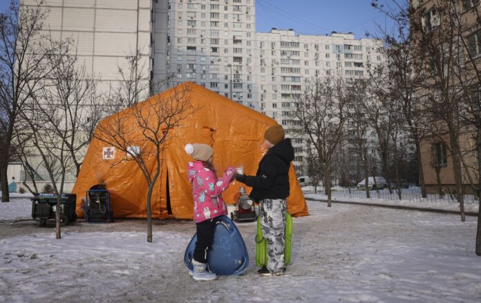 _nezlamnosti_troeshchina_diti_kiyiv_zima_2026_gettyimages_2255792741_1434fe05a9b3dd7a7c92083a5909f803_1300x820
