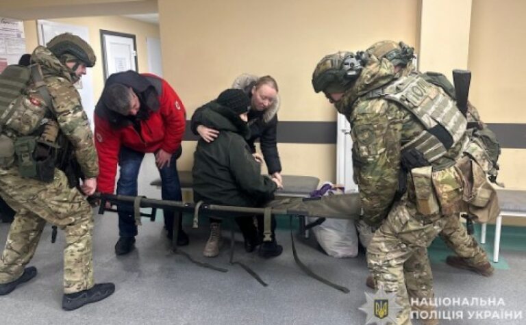 Чекала на сина, який зник безвісти на війні: екіпаж поліції «Білий янгол» евакуював з Нікополя маломобільну жінку