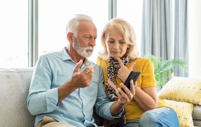 _para_na_divani_cholovik_z_telefonom_divlyatsya_v_ekran_dumayut_vin_siviy_vona_u_sharfiku_gettyimages_1344323724_6bc308825f77921f7ae72ec868afe96c_1300x820