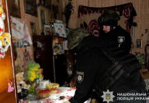 Внаслідок артобстрілу у Нікополі загинула літня жінка: слідчі зібрали речові докази на місці трагедії