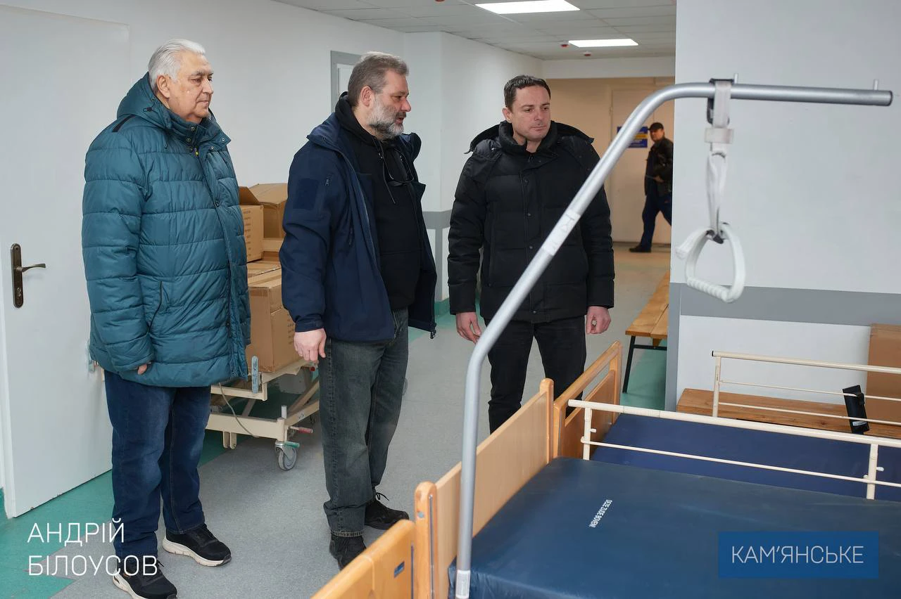 Мер Кам’янського разом з волонтерами передали обладнання для лікарні швидкої медичної допомоги