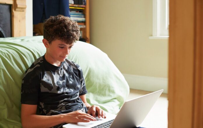 _pidlitok_noutbuk_internet_distantsiyne_navchannya_gettyimages_860859762_3605628cf9b64009b9f90bdabf0c2047_1300x820