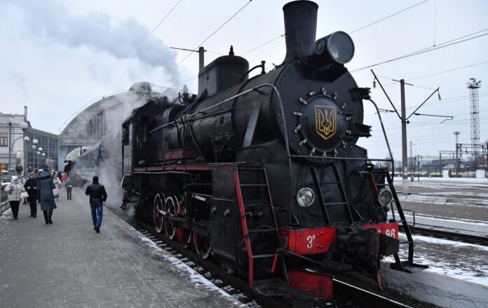 _poyizd_charivniy_ekspres_lviv_gettyimages_2191547917_15ddb5af5f149437200daea98f881678_1300x820