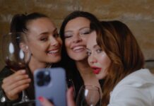 Кохання крізь екран смартфона. Дивіться трейлер “Бачу тебе” з Мішиною, Яровенком і Федінчиком