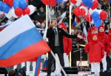 Замість мікрофонів – автомати: як в окупованому Донецьку школярів готують до війни