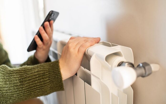 _radiator_telefon_opalennya__gettyimages_2197435332_12823c7527ab9e9dc7e14bb483656241_1300x820