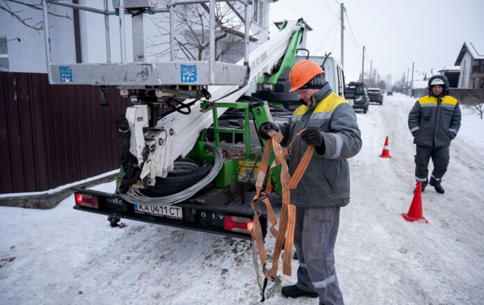 _remont_pratsivniki_naslidki_obstrilu_zima_snig_gettyimages_2257800195_427af5b68ec09b73f7c2dc3db1109d67_1300x820