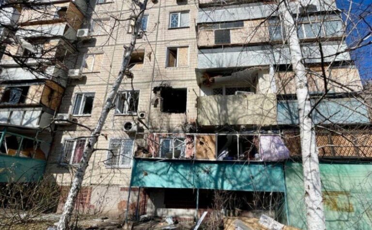 Ворог понад 30 разів протягом 27 лютого атакував Дніпропетровщину: пошкоджені будинки, адмінбудівля, авто