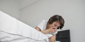 Не купуйте нові меблі: копійчаний трюк, що прибере скрип ліжка за 5 хвилин