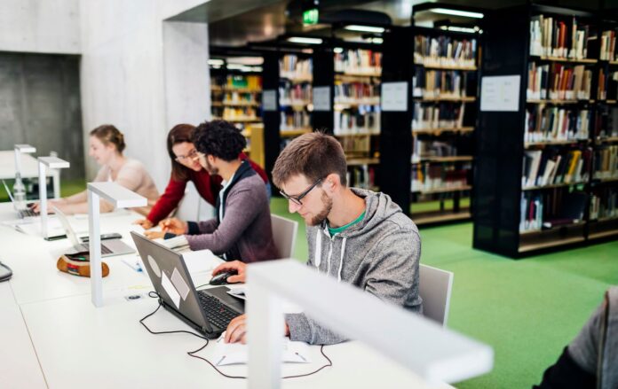 _studenti_navchannya_noutbuk_biblioteka__gettyimages_1200911544_daea25c0ae1a7d1de93bb0382cef5ecb_1300x820