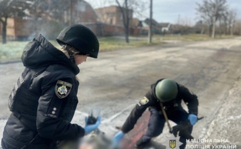 У Нікополі внаслідок атаки FPV-дрона загинула людина, є постраждалі та десятки руйнувань: слідчі збирають речові докази на місцях влучань