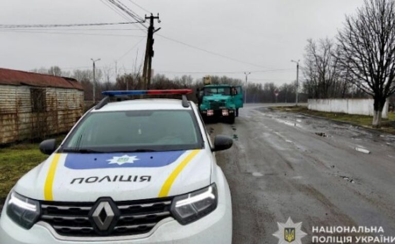 У вантажівки відмовили гальма на дорозі: поліцейські офіцери громади Дніпра допомогли водію безпечно дістатися місця ремонту