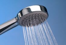 Завжди робіть після душу: цей трюк з водою рятує ванну від цвілі