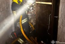 У Дніпрі зайнялася трикімнатна квартира, захаращена сміттям