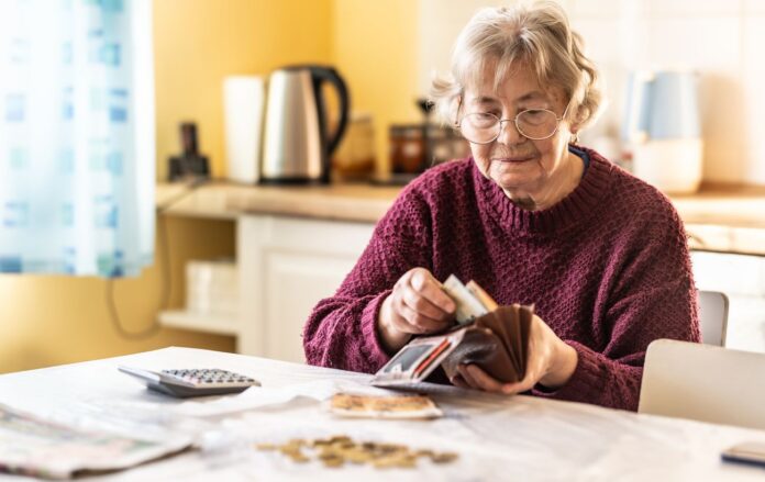 _zhinka_pensiya_groshi__gamanets__gettyimages_2201847754_91504795a24f81aa32c154abf2d61e2a_1300x820