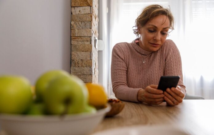 _zhinka_za_stolom_kuhnya_yabluka_na_pered_plani_gettyimages_1308396111_4f753db0563617adab0b91c740f08c4c_1300x820
