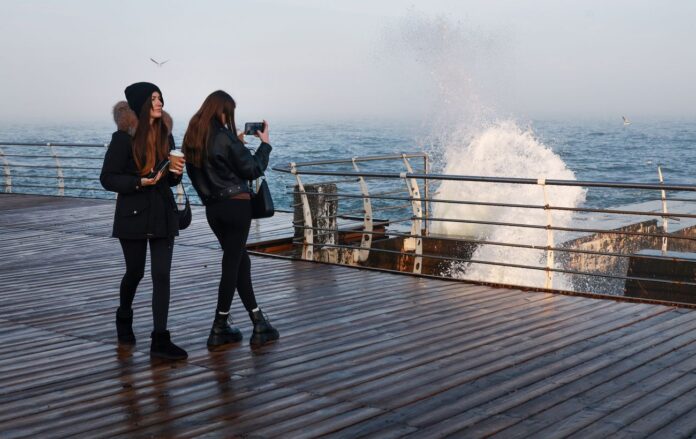 _zima_plyazh_more_odesa_lyudi_gettyimages_2258412388_b1cb9479c0475a31f8137b7e435e855c_1300x820