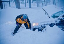 Мають бути в кожному авто: 4 речі, які врятують водіїв під час снігопаду