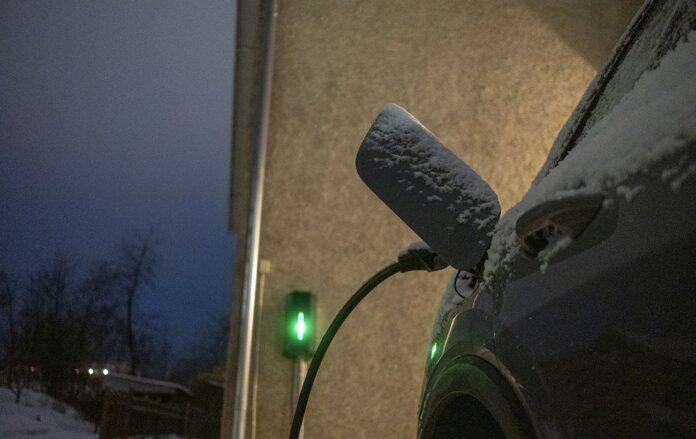 _zima_snig_zaryadka_na_stini_nevisokogo_budinku_gorit_zelenim_sutinki_gettyimages_2174982138_3324b4f4b8a0f2bd36cc950f3d5ed52e_1300x820