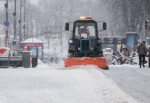 Сніговий колапс і пів метра води: де негода паралізувала життя українців (фото, відео)