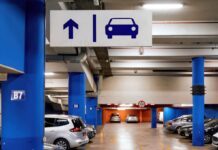 В Україні змінили правила паркування: хто з водіїв отримав спецмісця та як їх впізнати