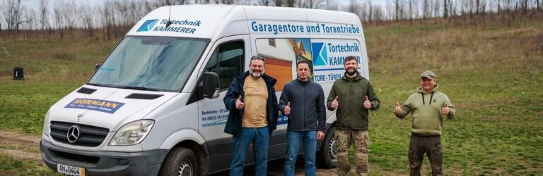 Мер Кам’янського разом із волонтерами передав мікроавтобус Mercedes розвідникам