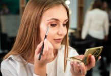 Шкіра сильно страждає: 6 помилок у макіяжі, які призводять до висипання