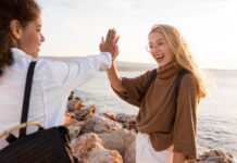 Дивні правила, які шокують за кордоном: ці 10 жестів туристів вважають образою