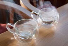 Пийте теплу воду саме в цей час: організм скаже “дякую”