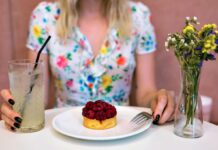 Дієтолог розкрила правду: чи обов’язково їсти десерт окремо від основної їжі