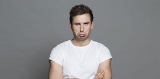 Коли у стосунках ви одна доросла: ознаки, що ваш чоловік застряг у дитячій позиції