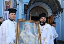 Жалобна процесія з тілом патріарха Філарета вирушила до Володимирського собору