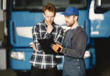 Зарплати до 114 тисяч: у яких сферах в Україні та Польщі зараз платять найбільше