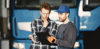 Зарплати до 114 тисяч: у яких сферах в Україні та Польщі зараз платять найбільше