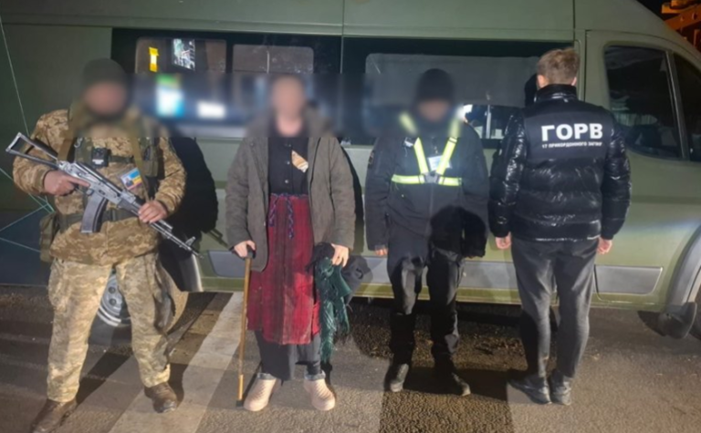 Жінка намагалась вивезти 30-річного чоловіка до Молдови під виглядом 71-річної бабусі