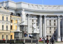 «28 годин у кайданках» – МЗС про поводження з українськими інкасаторами в Угорщині