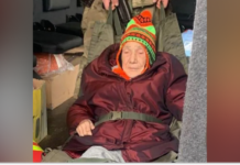 Провела тиждень у квартирі з померлим сином: з Нікополя евакуювали 93-річну жінку