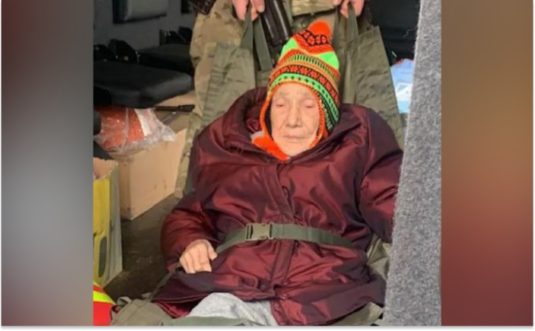 Провела тиждень у квартирі з померлим сином: з Нікополя евакуювали 93-річну жінку