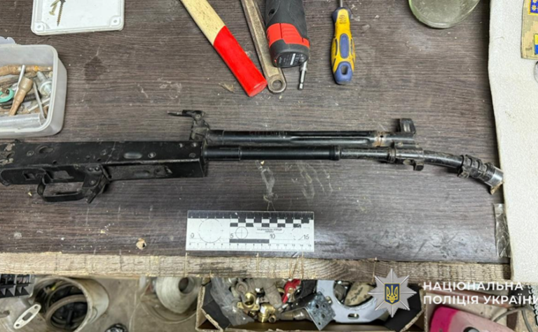 На Синельниківщині поліцейські викрили чоловіка у незаконному зберіганні боєприпасів та вибухових речовин