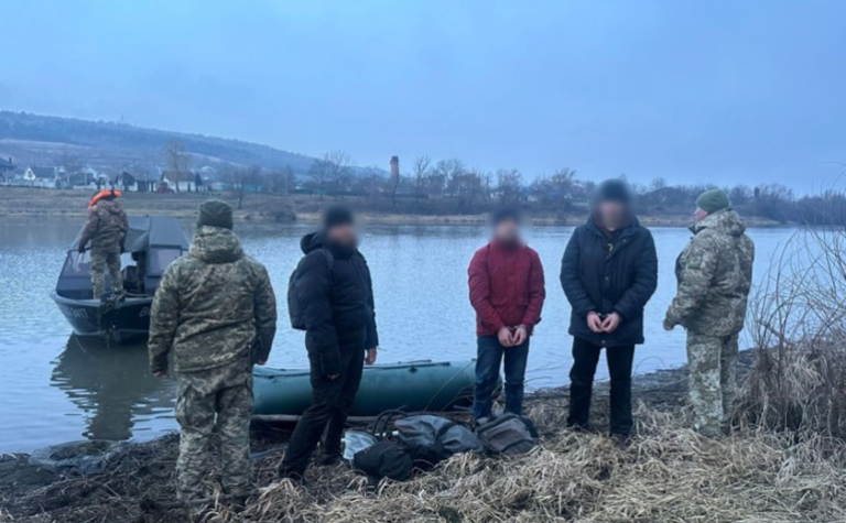 Намагалися втекти з країни на човні: біля Дністра затримали трьох ухилянтів з різних областей України
