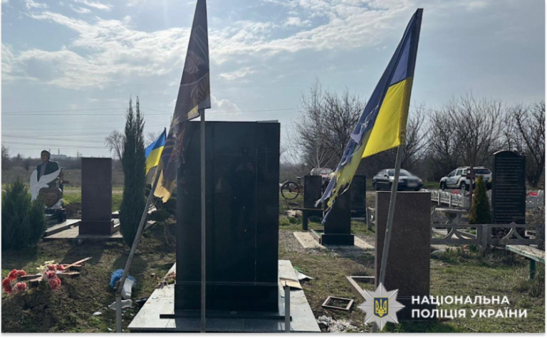 Розбили пам’ятники та зірвали прапори: на Дніпропетровщині пошкодили могили загиблих військових