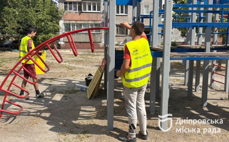 Каруселі, гірки та гойдалки: у Дніпрі за 9,5 мільйона планують ремонтувати дитячі майданчики