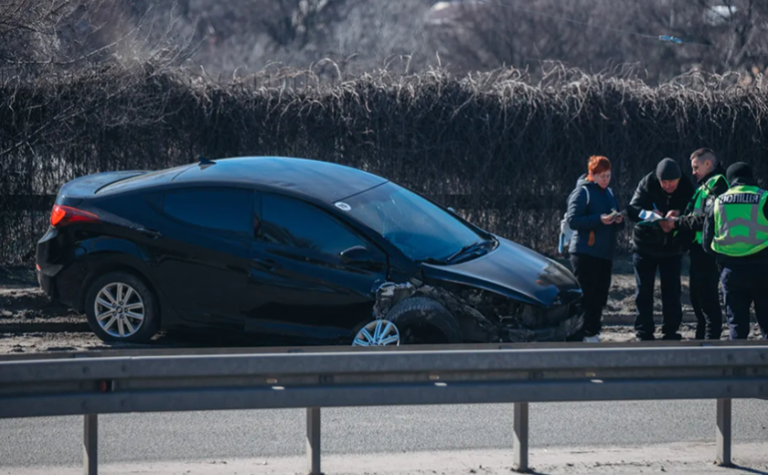 На проїзді Гальченка у Дніпрі машина врізалась в стовп: подробиці ДТП