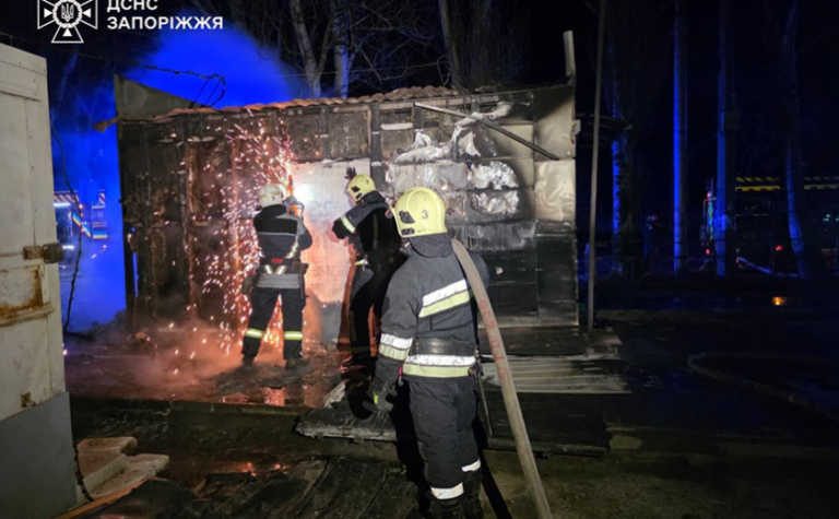 У Запоріжжі посеред ночі спалахнув торговельний кіоск: причини займання встановлюються
