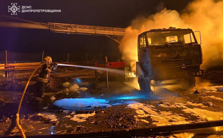 У Самарівському районі під час ліквідації пожежі рятувальники потрапили під повторний обстріл: подробиці