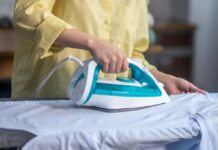 Одяг буде зіпсовано: 6 помилок під час прасування, які роблять усі