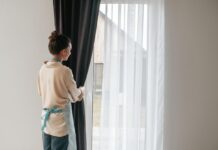 Більшість робить це надто рідко: як часто насправді потрібно прати штори