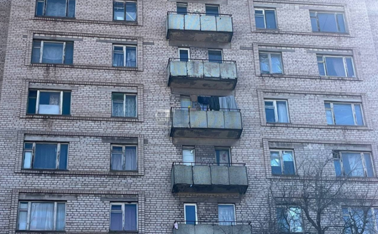 У Кривому Розі 16-річна дівчина випала з вікна гуртожитку: подробиці