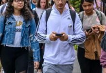 Уроки без телефонів: у Верховній Раді пропонують обмежити використання гаджетів у школах