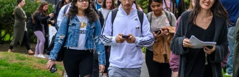 Уроки без телефонів: у Верховній Раді пропонують обмежити використання гаджетів у школах